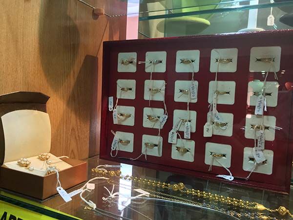Oro Castelló vitrina con anillos